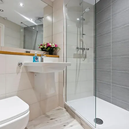 Modern Flat - Sleeps 4 - Parking *