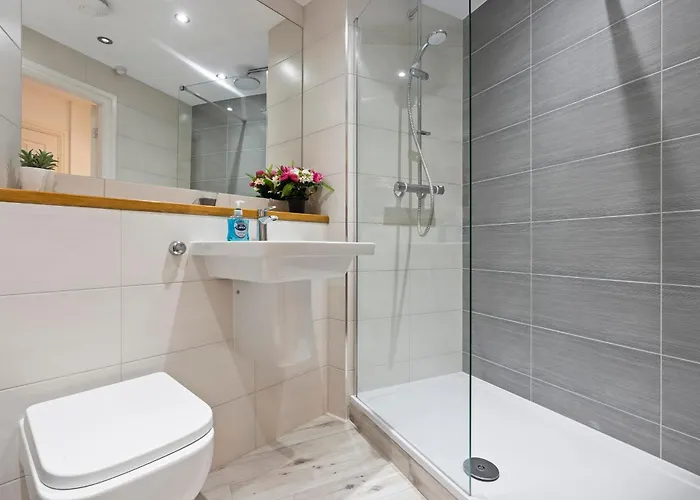 - Free Parking - Fast Wifi - Sleeps 4 *