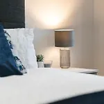 - Free Parking - Fast Wifi - Sleeps 4
