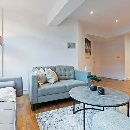 Apartment Modern Flat - Sleeps 4 - Parking *