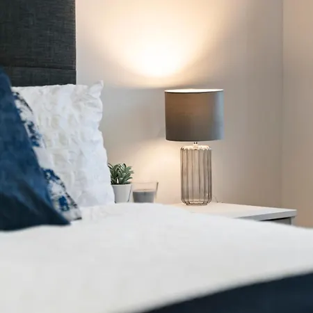 Modern Flat - Sleeps 4 - Parking