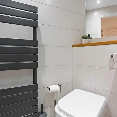Modern Flat - Sleeps 4 - Parking Apartment *
