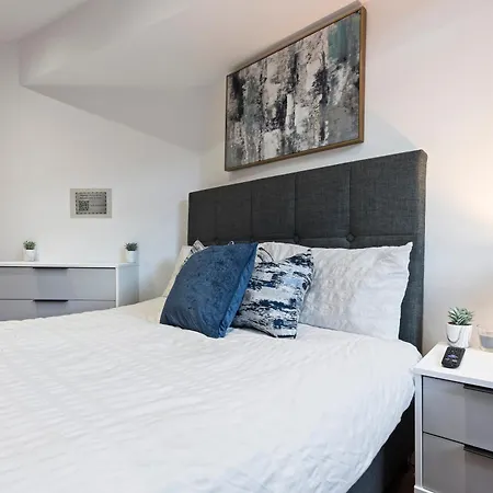 Modern Flat - Sleeps 4 - Parking * Leeds (West Yorkshire)