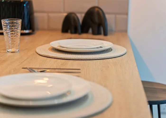 - Free Parking - Fast Wifi - Sleeps 4 *