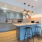 - Free Parking - Fast Wifi - Sleeps 4 Appartement *